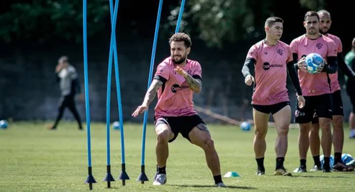 Atacante vibra com ‘volta por cima’ no Vitória e destaca união do elenco