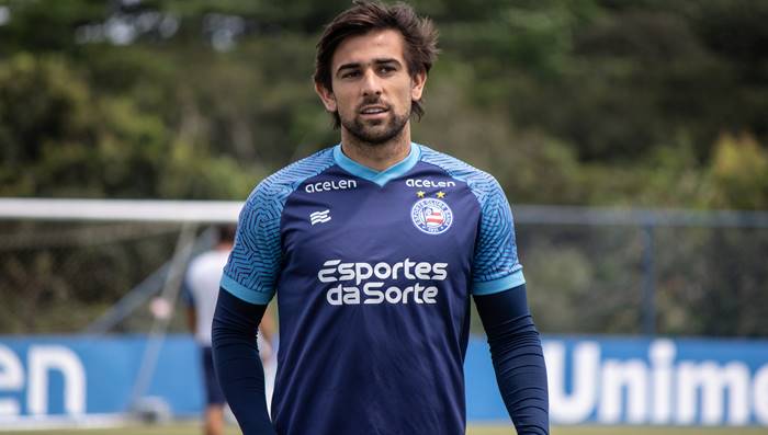 Acevedo participa de parte da atividade com bola em treino do Bahia