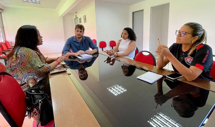 Vitória firma parceria visando ação com os jovens da divisão de base