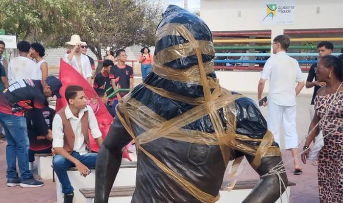 Estátua de Daniel Alves é vandalizada em Juazeiro, e irmão desabafa