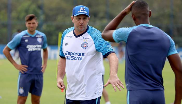 Ceni analisa formação com três zagueiros: ‘Se for necessário, vamos nos adaptar’