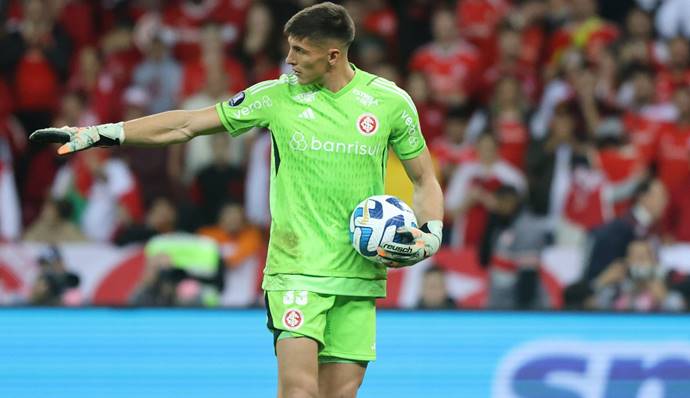 Convocado pelo Uruguai, goleiro do Inter passará por exames para avaliar lesão