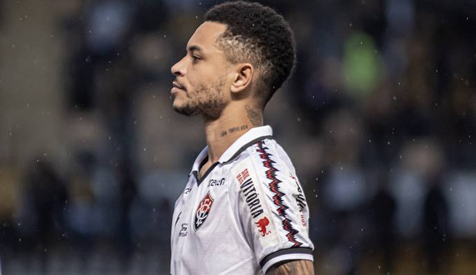 Titular do Vitória, meia revela que cogitou largar o futebol há um ano