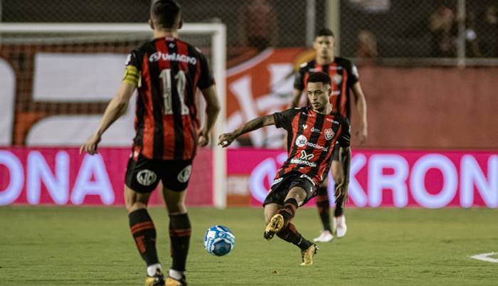Vitória joga mal, empata e desperdiça chance de abrir 8 pontos na liderança