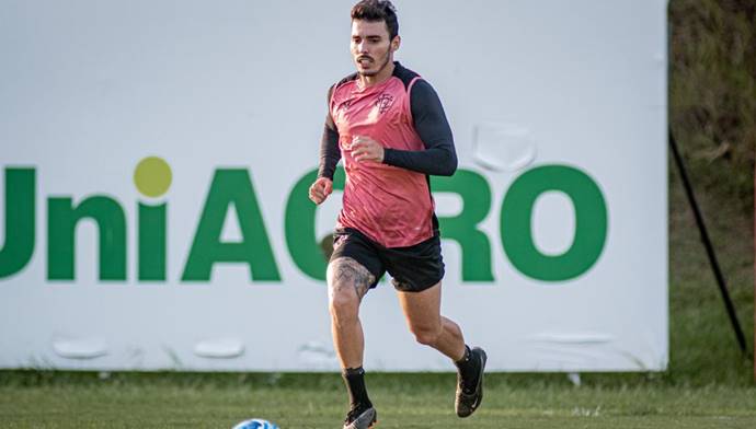 Lateral do Vitória intensifica transição e deve voltar contra o Juventude