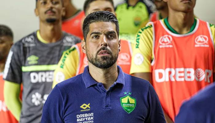Técnico do Cuiabá reclama de pênalti não marcado contra o Santos