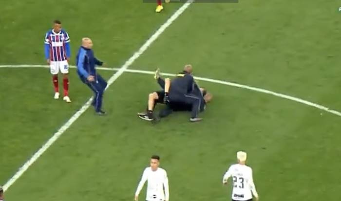 Torcedores do Corinthians invadem campo após goleada do Bahia em Itaquera