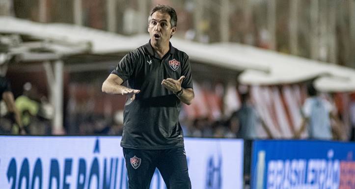 Condé ‘minimiza’ dificuldade no início da temporada e cita outras equipes