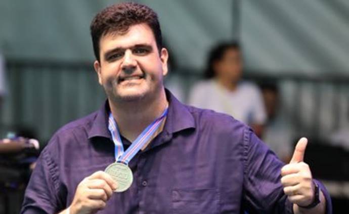 Candidato à presidência, Leonardo Martinez recebe apoio de ídolos do Bahia