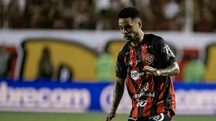 Meia avalia concorrência pela ‘camisa 10’ do Vitória e elogia reforços