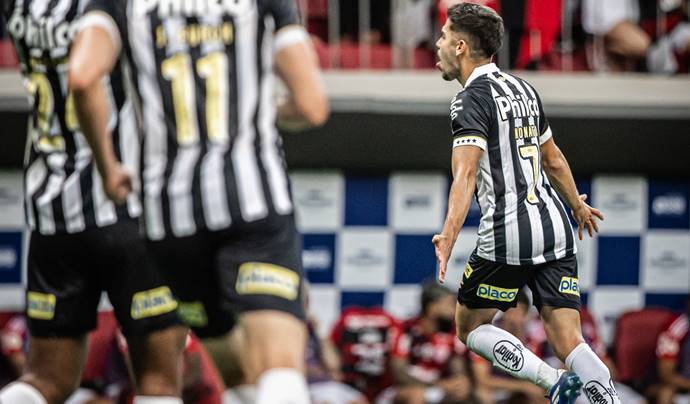 Série A: Santos vence o Flamengo e segue colado no Bahia