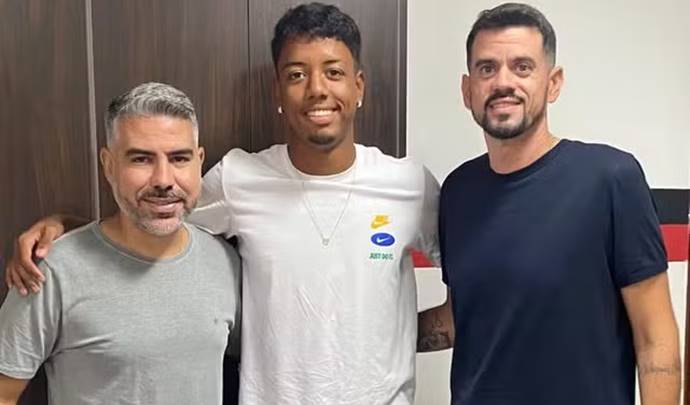 Vitória renova com joia da base com multa de R$ 320 milhões