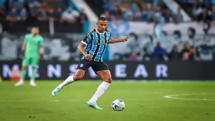 De saída do Grêmio, zagueiro é monitorado por Vitória e mais três times