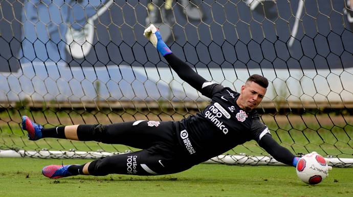 Cogitado no Vitória, goleiro está perto de assinar com o Coritiba