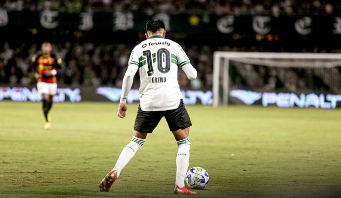 Vitória encerra negociações com o Coritiba por meio-campista