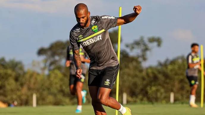 Vitória avança nas negociações para contratar lateral do Cuiabá