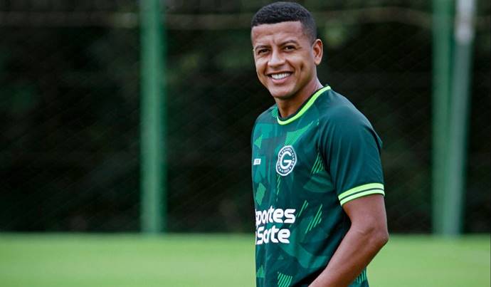 Vitória e Ceará disputam contratação de lateral-direito do Goiás