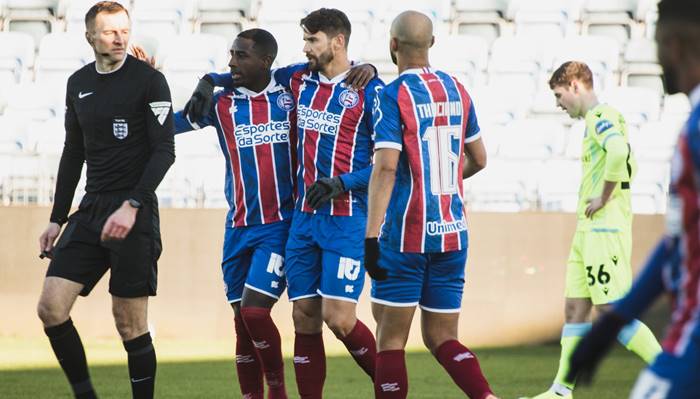 Com dois de Everaldo, Bahia empata amistoso contra o Blackburn Rovers na Inglaterra