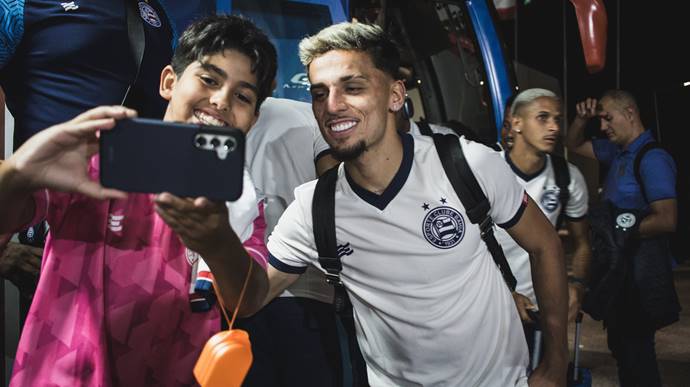 Delegação do Bahia embarca rumo a Manchester, na Inglaterra