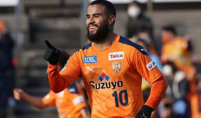 Clube japonês veta saída de meia para o Vitória e renova contrato