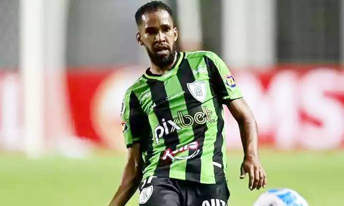 Condé comenta caso de indisciplina de atacante acertado com o Vitória