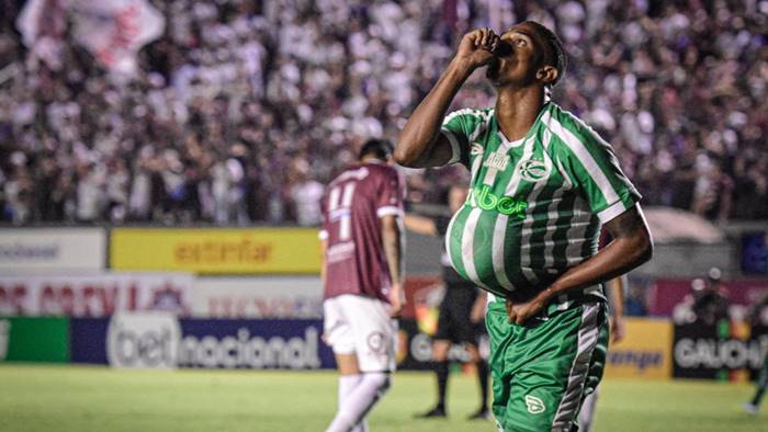 Coritiba acerta contratação de atacante revelado pelo Vitória