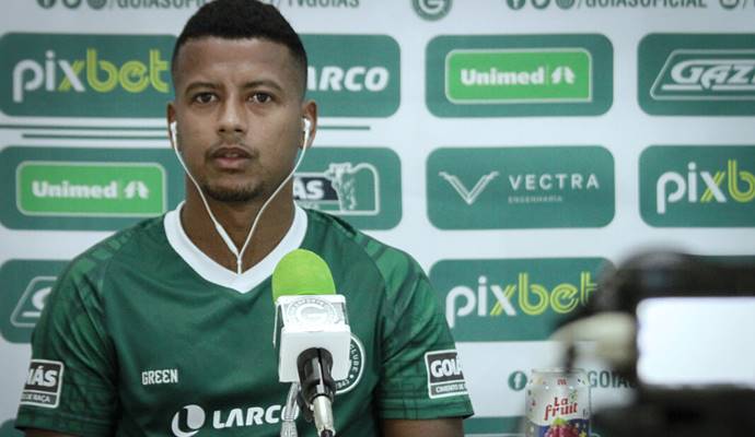 Vitória segue negociando com lateral do Goiás, afirma Fábio Mota