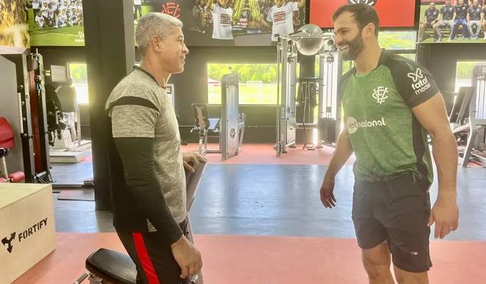 Reforço na área: goleiro se apresenta ao Vitória e realiza exames