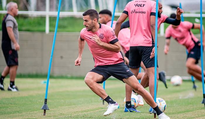 Paraguaio realiza exames e participa de primeiro treino no Vitória