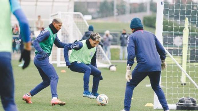 Elenco do Bahia faz treino com presença de sócios e imprensa