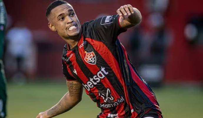 Alerrandro celebra bom início no Vitória e gol no Ba-Vi: ‘Sabor especial’