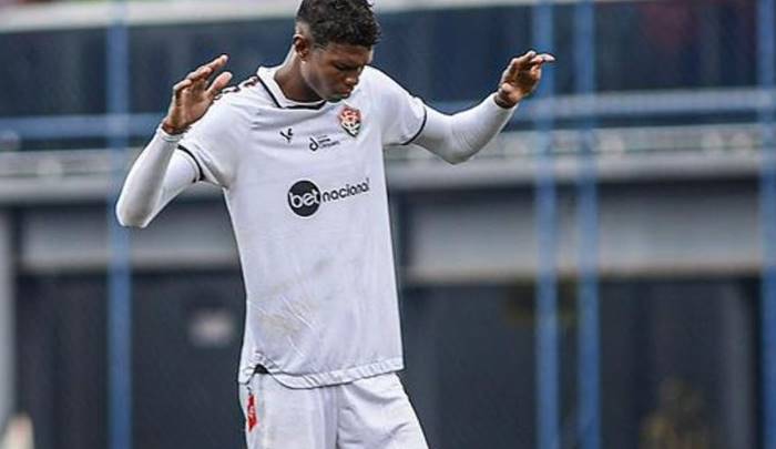 Zagueiro da base é promovido ao elenco principal do Vitória