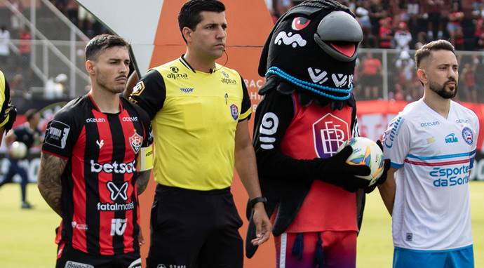 Árbitro explica expulsões no Ba-Vi e relata objetos atirados no gramado