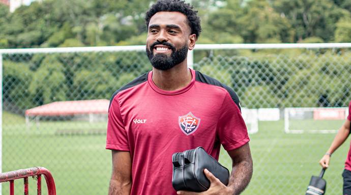 Volante vê disputa sadia pela titularidade no Vitória: ‘Não tem vaidade’