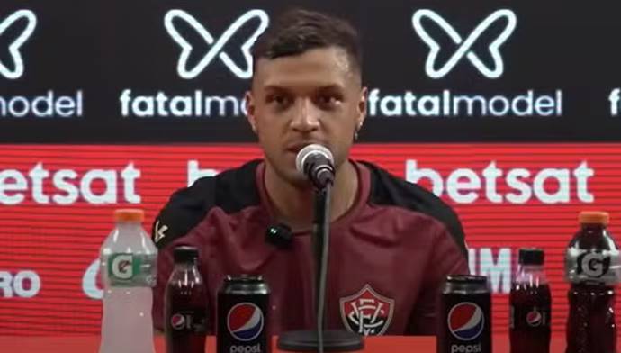 Daniel Júnior projeta disputa com Matheusinho pela titularidade no Vitória