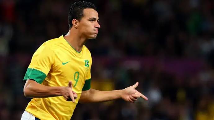 Oferecido ao Bahia, ex-atacante da seleção é anunciado pelo Coritiba