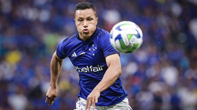 Com renovação travada, lateral do Cruzeiro segue na mira do Bahia