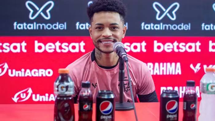 Meia celebra boa fase no Vitória e descarta empolgação após Ba-Vi