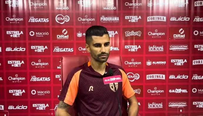 Meia celebra bom momento do CRB na temporada e pede pés no chão