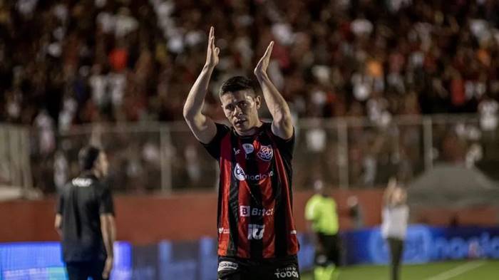 Osvaldo enaltece força do Vitória no Barradão: ‘Para vencer aqui, tem que suar sangue’