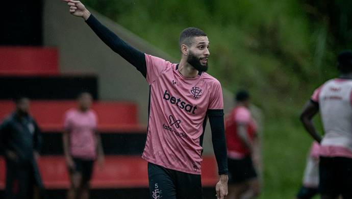 Zagueiro do Vitória analisa ‘crise’ no Cruzeiro e trata jogo como uma final