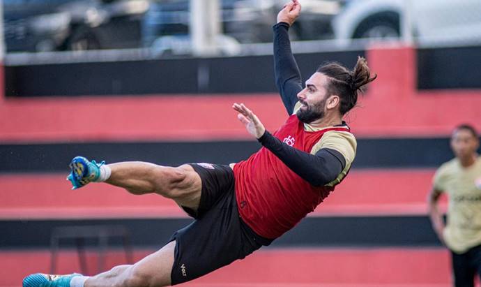 Com Léo Gamalho, Vitória fecha preparação para pegar o Treze