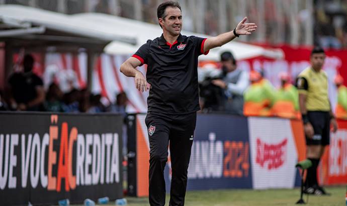 Léo Condé fala sobre provocações e avalia arbitragem do Ba-Vi