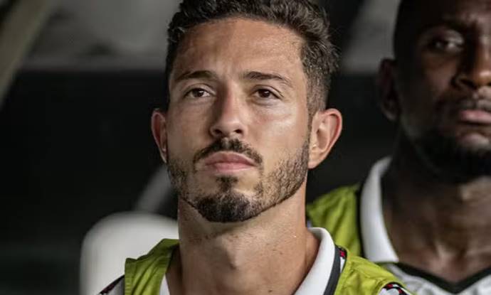 Meia não vê Vitória em desvantagem contra o Bahia: ‘Temos um bom elenco’