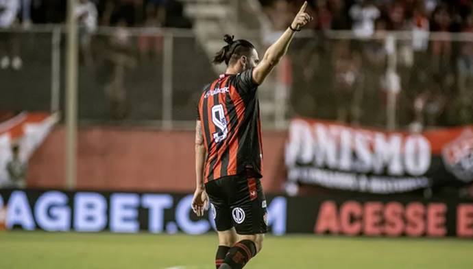 Léo Gamalho parabeniza time do Vitória e destaca modificações de Condé