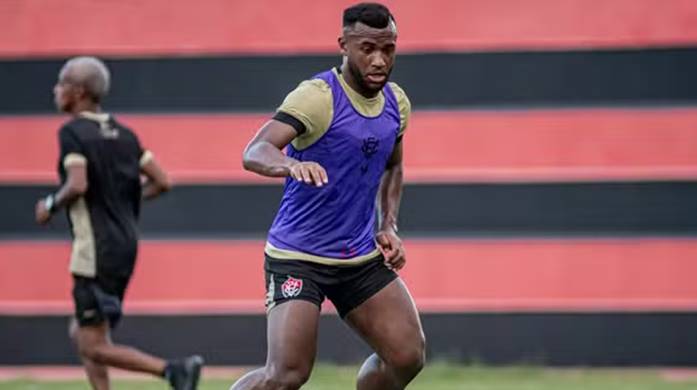Volante segue na transição e deve desfalcar o Vitória contra o Athletico