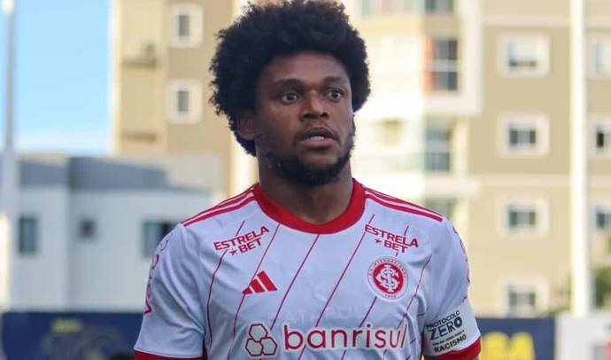 Luiz Adriano assina contrato com o Vitória até dezembro de 2024