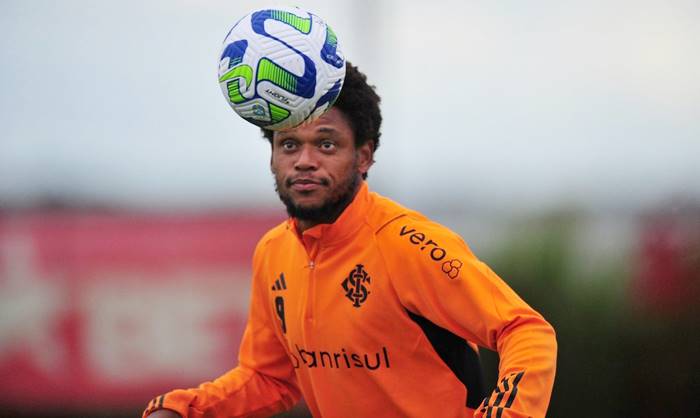 Luiz Adriano chega em Salvador neste domingo para assinar com o Vitória