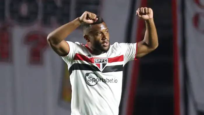 Vitória encaminha contratação de volante do São Paulo por empréstimo