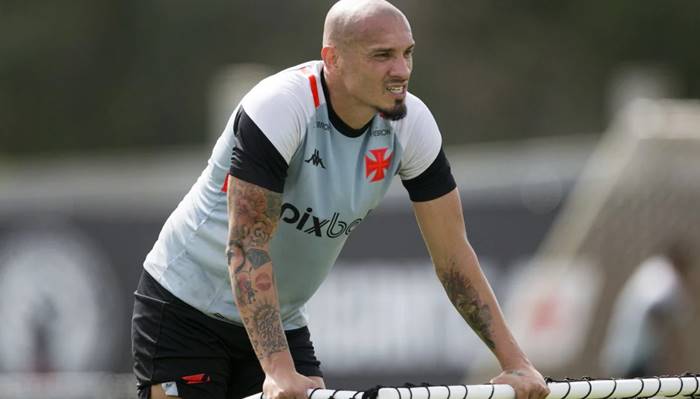 Vitória estuda fazer nova investida por zagueiro do Vasco